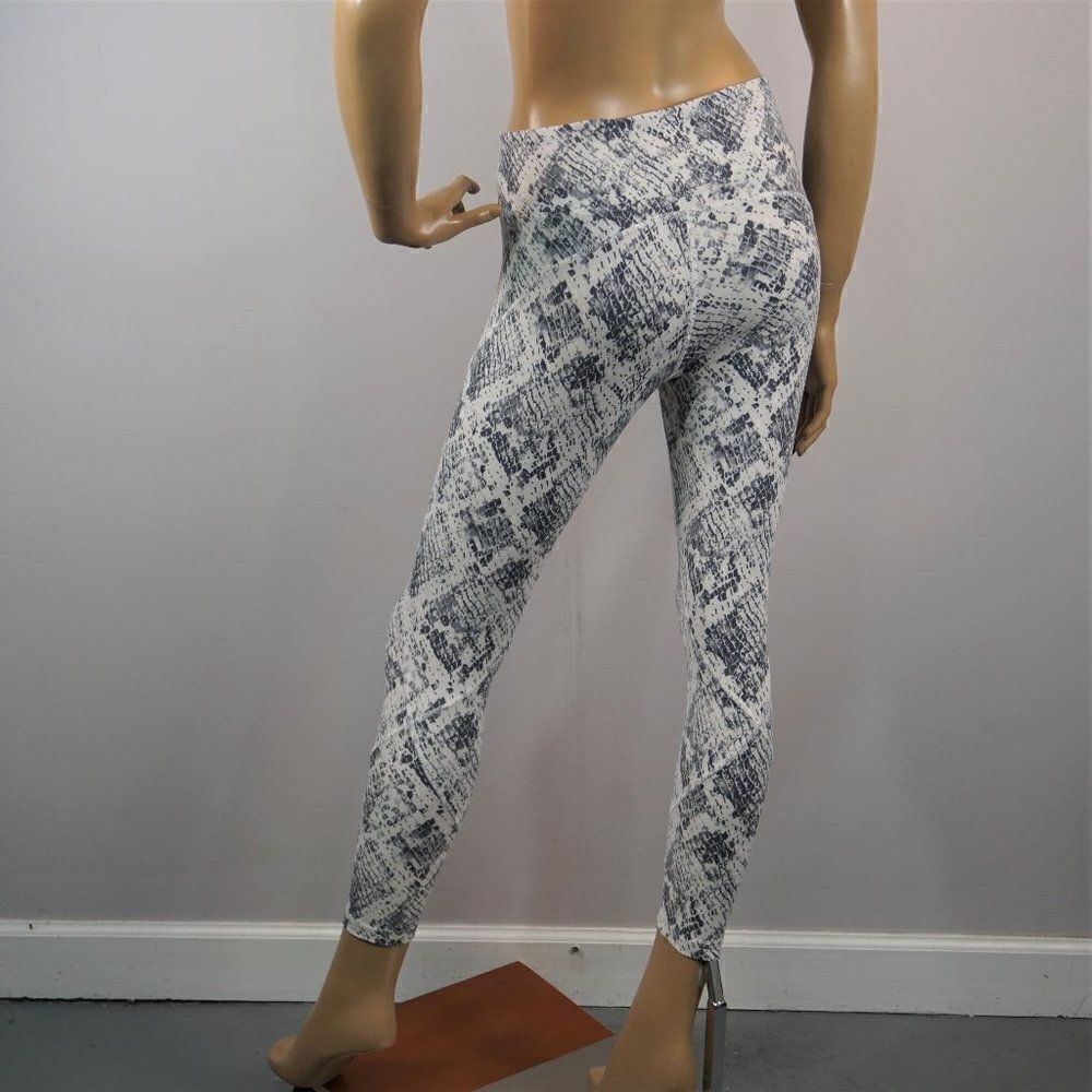 PINK Victorias Secret Ultimate Snake Print Leggings Size M